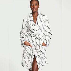 VICTORIA SECRET Short Cozy Robe. Black & White Print. Size XS/S